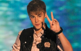 Justin Bieber joined by Carly Rae Jepsen, No Doubt for Teen Choice Awards performance